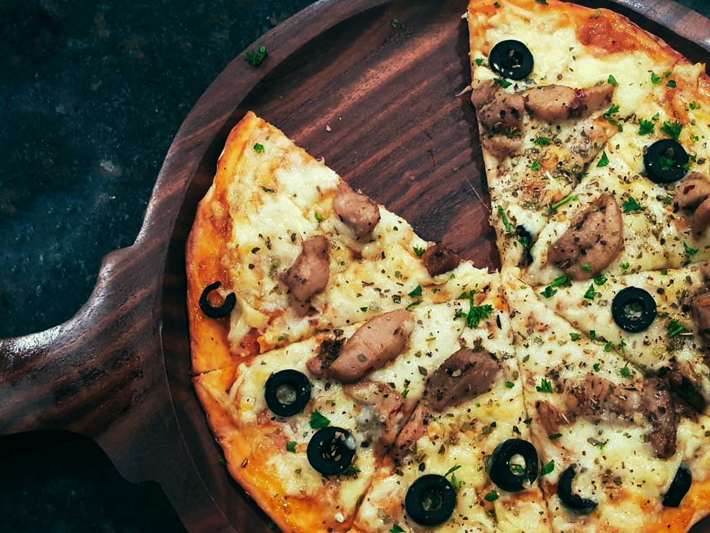 Pizza aux champignons et à la mozzarella